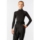 Chemise de danse à manches longues avec un col relevé. 164